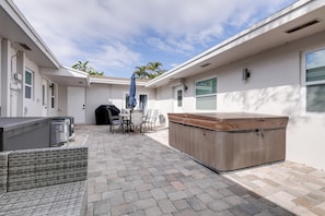 Outdoor dining - North Palm Beach Oasis w/ Hot Tub - 2 Mi to Ocean! (North Palm Beach)