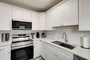 Fridge, microwave, stovetop, dishwasher - North Palm Beach Oasis w/ Hot Tub - 2 Mi to Ocean! (North Palm Beach)