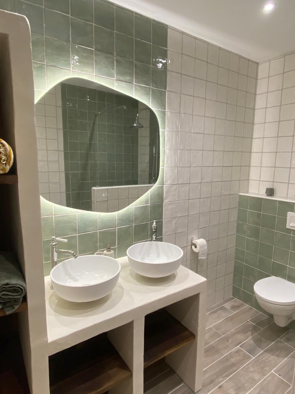 Dusch, hårtork, handdukar och tvål