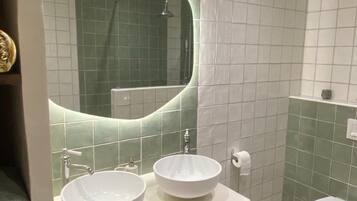 Dusch, hÄrtork, handdukar och tvÄl