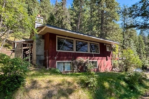 Dog-friendly home with lake views and access, fireplace, full kitchen & WIFI