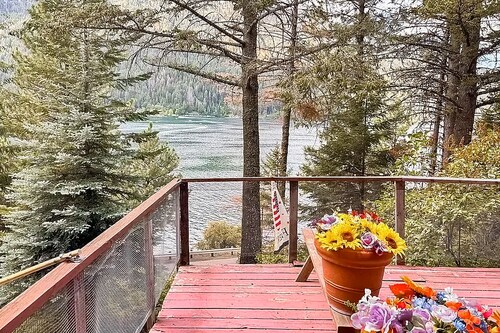 Dog-friendly home with lake views and access, fireplace, full kitchen & WIFI