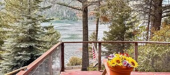 Dog-friendly home with lake views and access, fireplace, full kitchen & WIFI