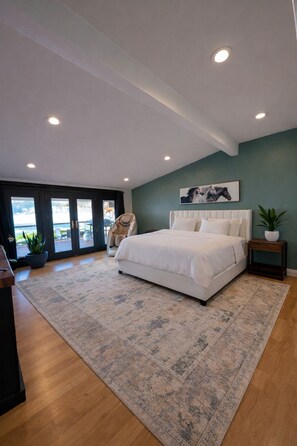 Room - Sandy Shores Luxurious Lake House, Hot Tub, Sauna, Huge Deck, Fireplace & Dock (Olympia)