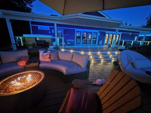 Terrace/patio - Sandy Shores Luxurious Lake House, Hot Tub, Sauna, Huge Deck, Fireplace & Dock (Olympia)