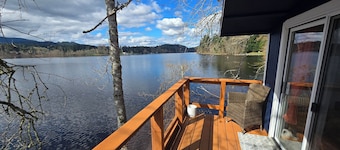Sandy Shores Black Lake Estate, Hot Tub, Dock, Paddleboard, Treehouse & More!