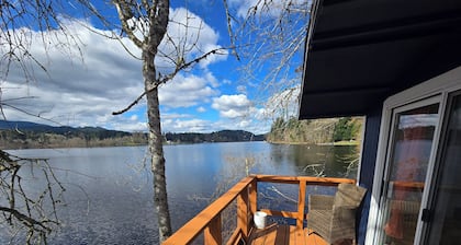 Lux Lakefront Estate w/ Sandy Beach, Hot Tub, Sauna, Dock, Treehouse & More!