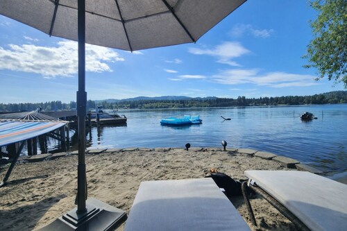 Sandy Shores Luxurious Lake House, Hot Tub, Sauna, Huge Deck, Fireplace & Dock