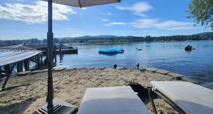 Sandy Shores Luxurious Lake House, Hot Tub, Sauna, Huge Deck, Fireplace & Dock