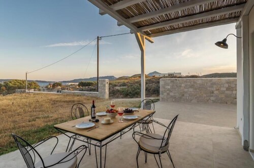 Sea View Villa in Adamas with Parking – Close to Beach & Island Highlights