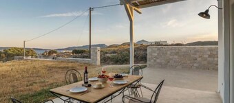 Sea View Villa in Adamas with Parking – Close to Beach & Island Highlights