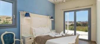 Sea View Villa in Adamas with Parking – Close to Beach & Island Highlights