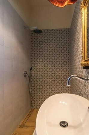 Douche, sèche-cheveux, serviettes fournies, savon