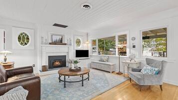 TV, fireplace
