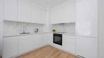 Een koelkast, een oven, een kookplaat, een vaatwasser