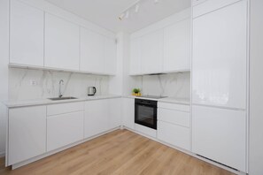 Een koelkast, een oven, een kookplaat, een vaatwasser