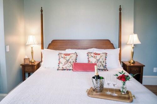 The Captain's Suite: Elegant & Historic Estate Stay at Mustard Seed Hill