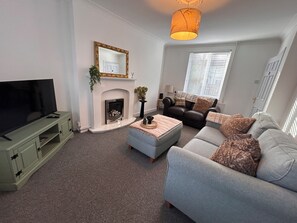 Living area - Spacious 3 bedroom home with 1.5 bathrooms, large gated driveway, rear garden (Scunthorpe)
