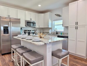 Fridge, microwave, oven, stovetop - Seahorse: Drift Away in Coastal Comfort (Punta Gorda)