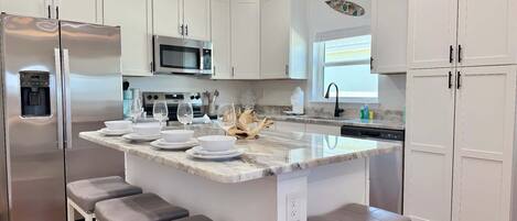 Køleskab, mikrobølgeovn, ovn, kogeplade