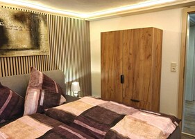 1 habitación y muebles diferentes 