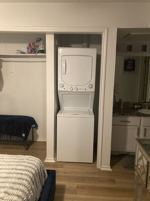 Bathroom - Cozy 1-bedroom apartment in charming Fort Worth with AC (Fort Worth)