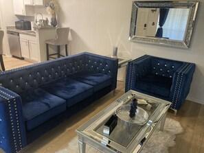 Living area - Cozy 1-bedroom apartment in charming Fort Worth with AC (Fort Worth)