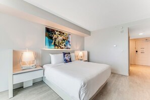 Tabla de planchar con plancha, wifi gratis y ropa de cama 