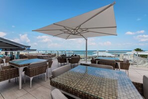 Outdoor dining - Oceanfront 2 Queen | Daytona Grande Oceanfront Resort | Direct Beachfront Stay (Daytona Beach)