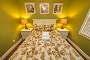 Tabla de planchar con plancha, internet y ropa de cama 