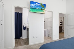 Une chambre à coucher avec un lit, une douche et une salle de bain.