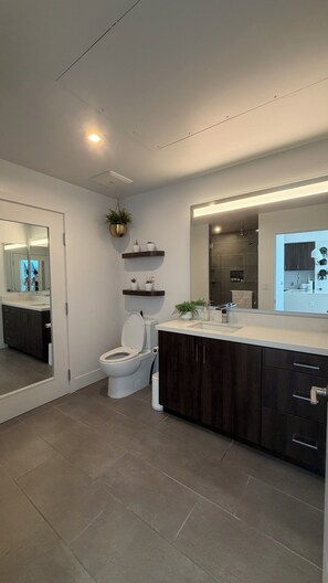 Asciugamani, sapone, carta igienica