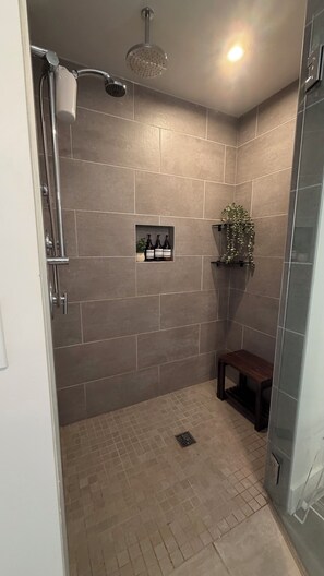 Towels, soap, toilet paper - Cozy 1-bedroom apartment in Little Italy, San Diego with AC and gym (San Diego)