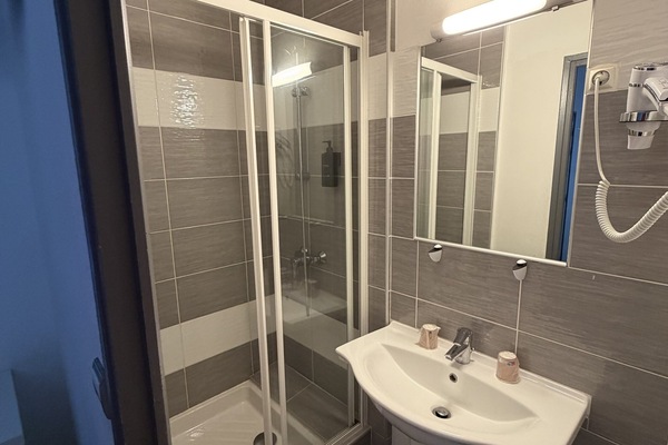 Standard Double Room | Bathroom