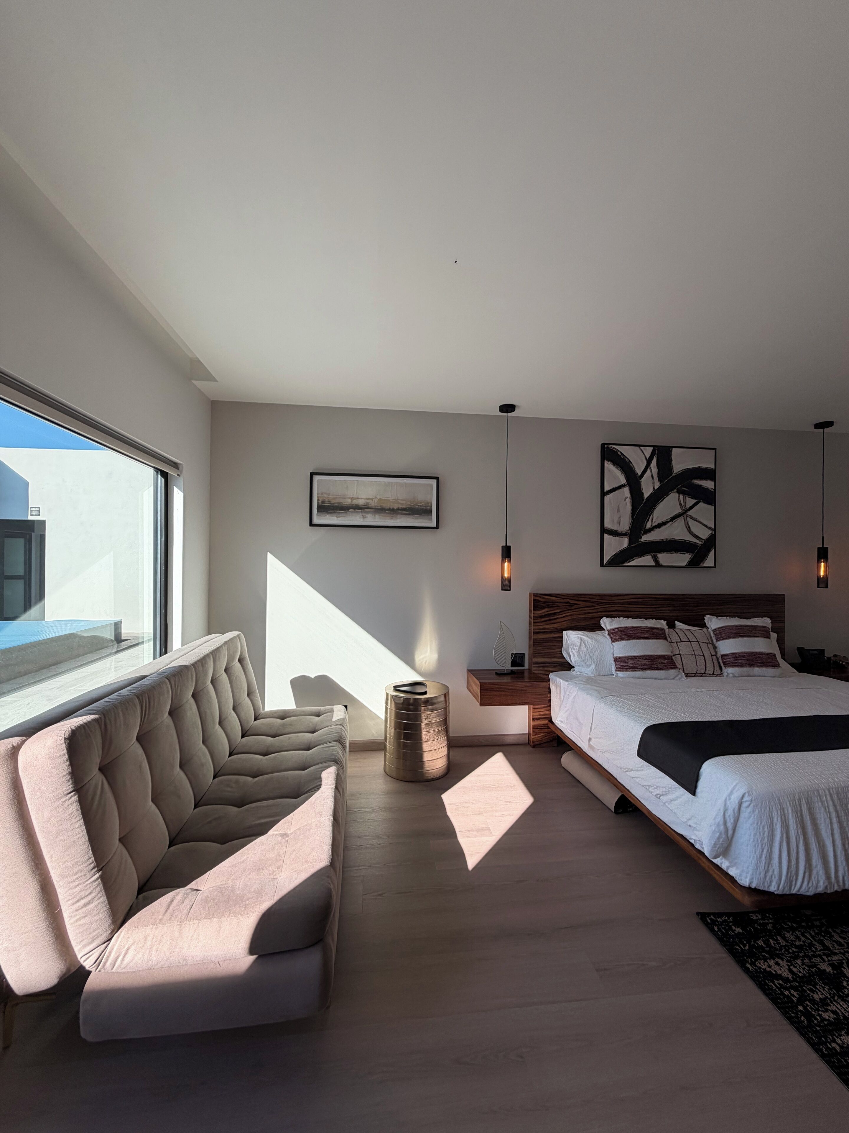 Habitación Confort | Espacio para trabajar con laptop y tabla de planchar con plancha 