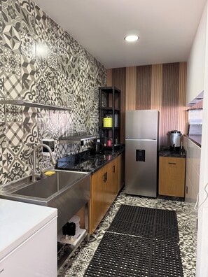 Ψυγείο, φούρνος μικροκυμάτων, σκεύη μαγειρικής/πιάτα/κουζινικά