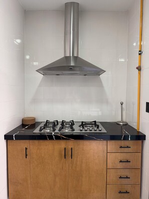 Réfrigérateur, micro-ondes, batterie de cuisine, vaisselle et ustensiles