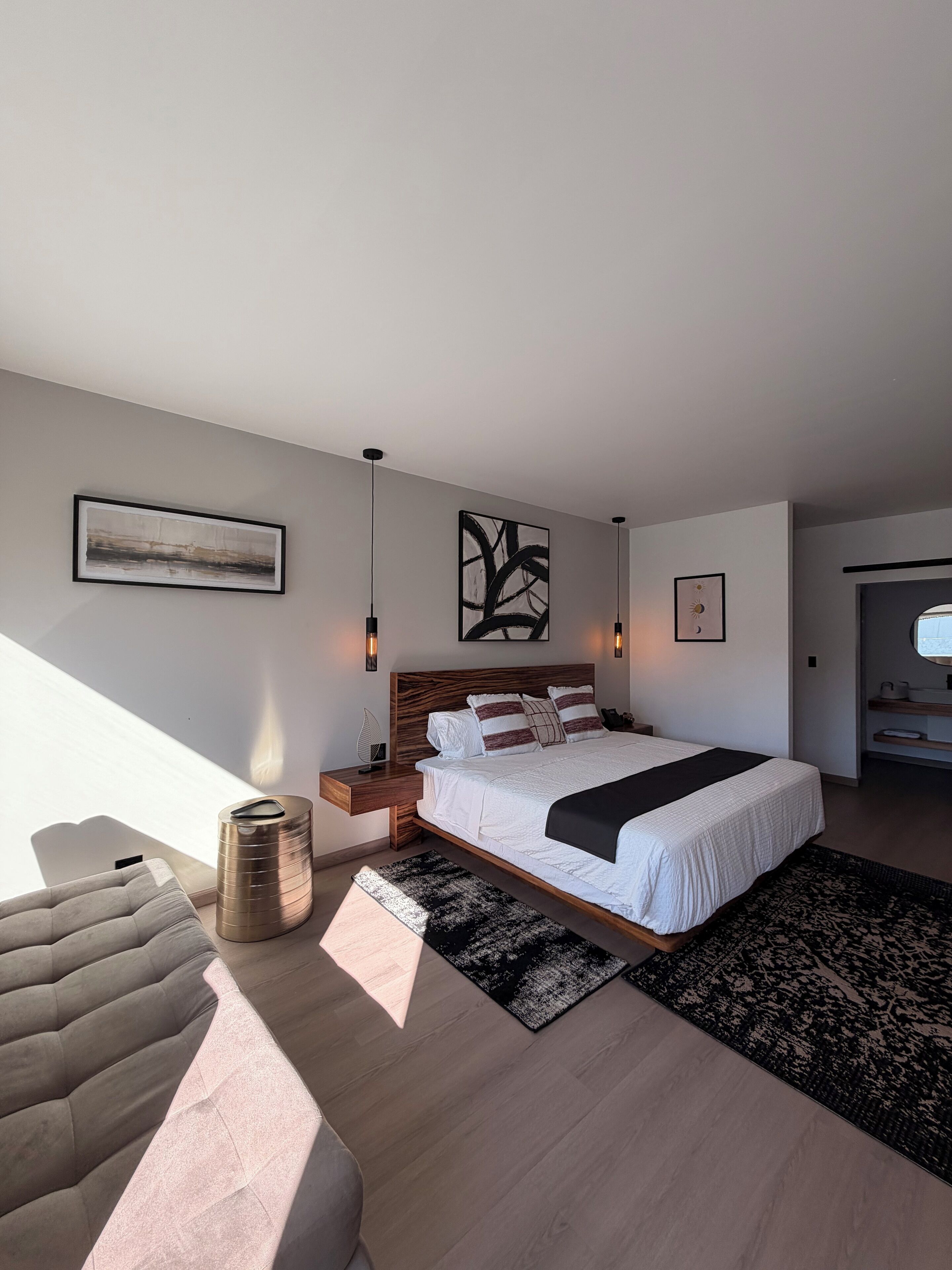 Habitación Confort | Espacio para trabajar con laptop y tabla de planchar con plancha 