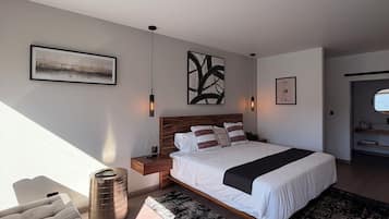 Habitación Confort | Espacio para trabajar con laptop y tabla de planchar con plancha