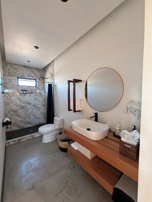 Suite, Balkon | Badezimmer