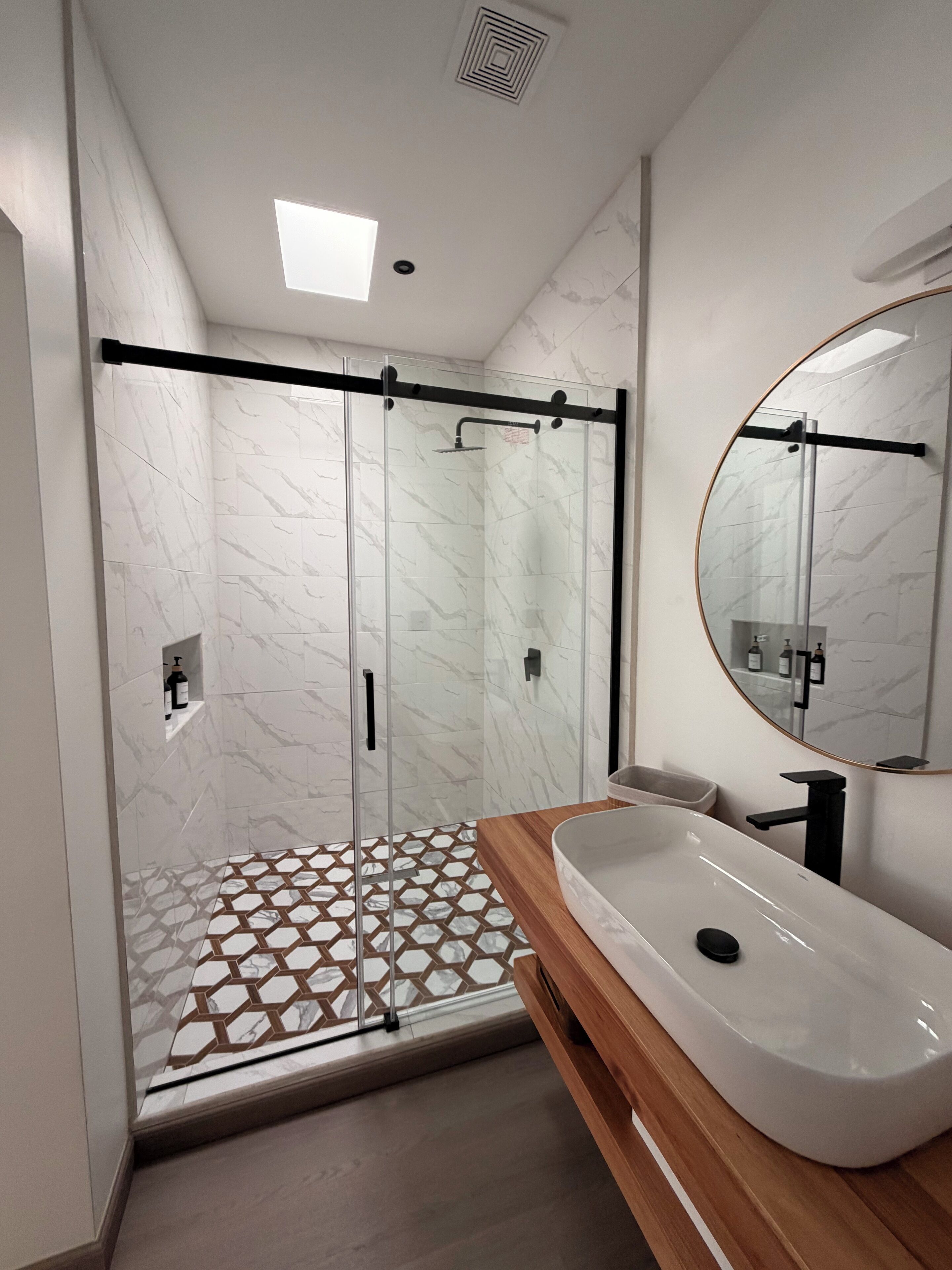 Standardzimmer | Badezimmer | Dusche, Haartrockner, Handtücher, Seife