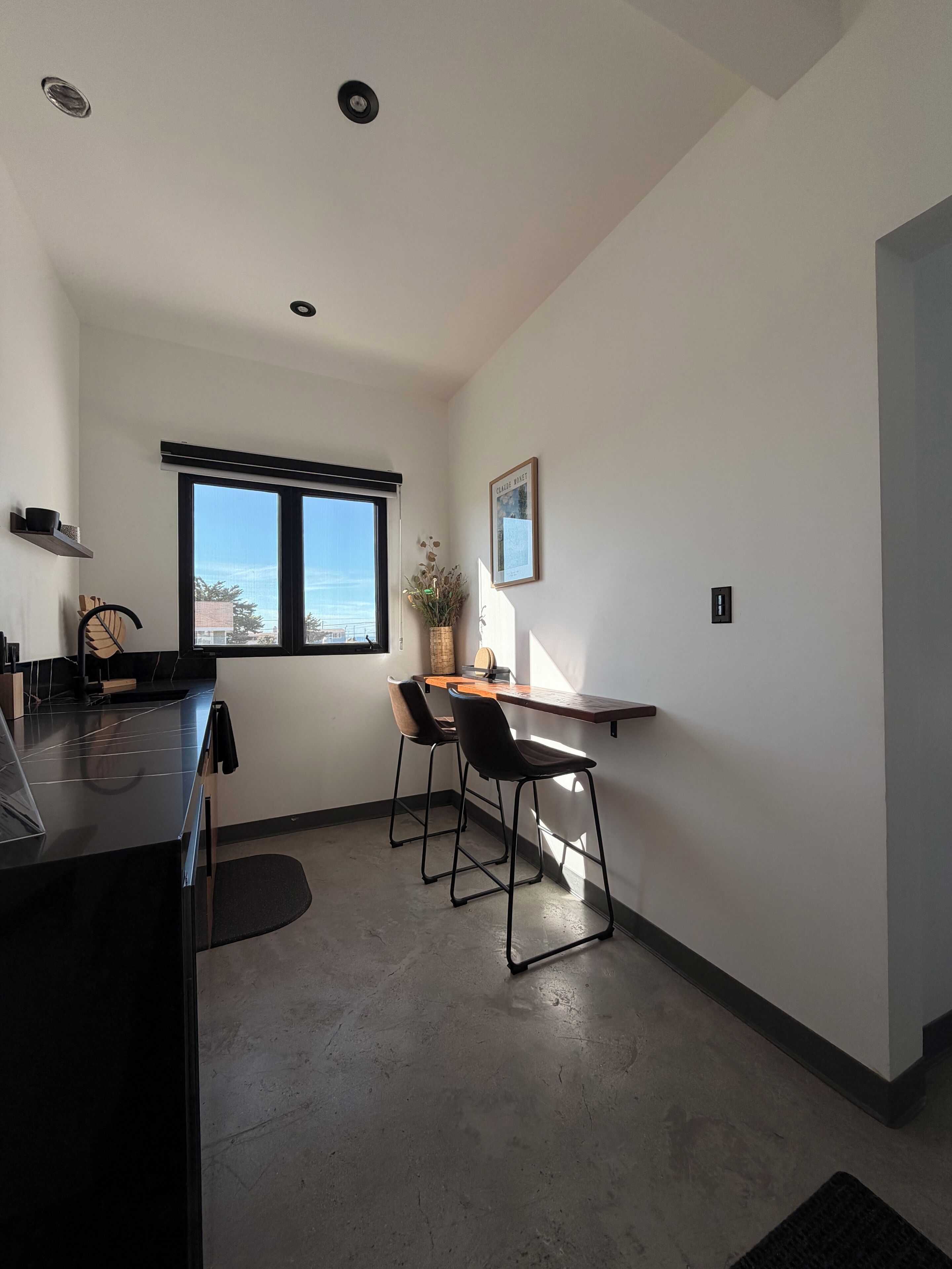 Suite, balcón | Cocina privada | Refrigerador, microondas y utensilios de cocina 
