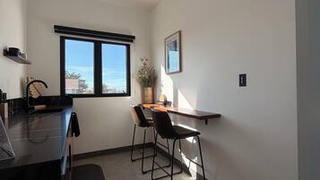 Suite, balcón | Cocina privada | Refrigerador, microondas y utensilios de cocina