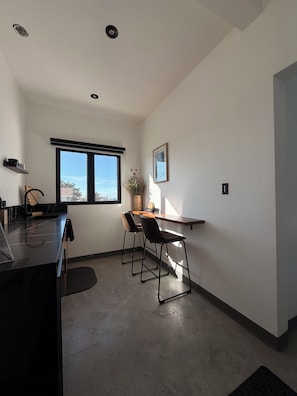 Suite, Balcony | Private kitchen | Fridge, microwave, cookware/dishes/utensils - Cama Inn Hotel Boutique  (Ensenada)