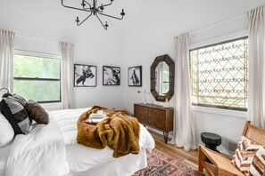 Tabla de planchar con plancha, cuna de viaje, wifi y ropa de cama 