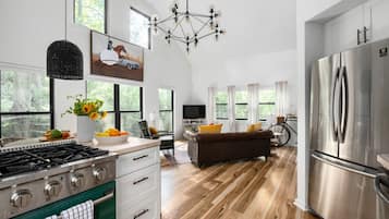 Kjøleskap, mikrobølgeovn, kokeplater og oppvaskmaskin