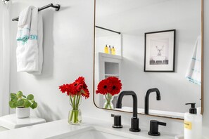 Secador de pelo, toallas