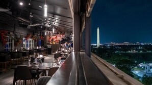 A restaurant with a view of the Washington Monument at night. - Premier King | Hotel Washington | Monument View (Washington)