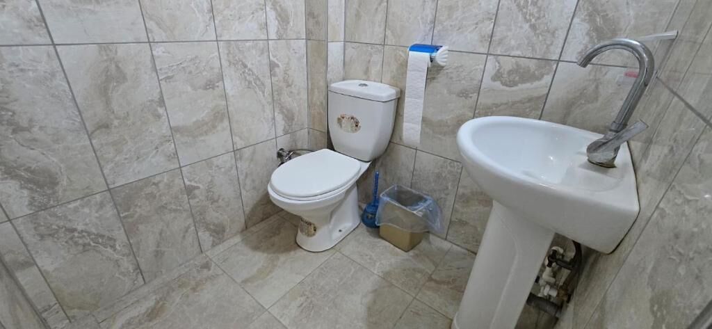 Chambre Classique avec lits jumeaux, vue ville | Salle de bain | Douche, articles de toilette gratuits, sèche-cheveux