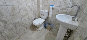 Classic Twin Room, City View | Bathroom | Shower, free toiletries, hair dryer, towels - Kenan Hotel (Doğubayazıt)